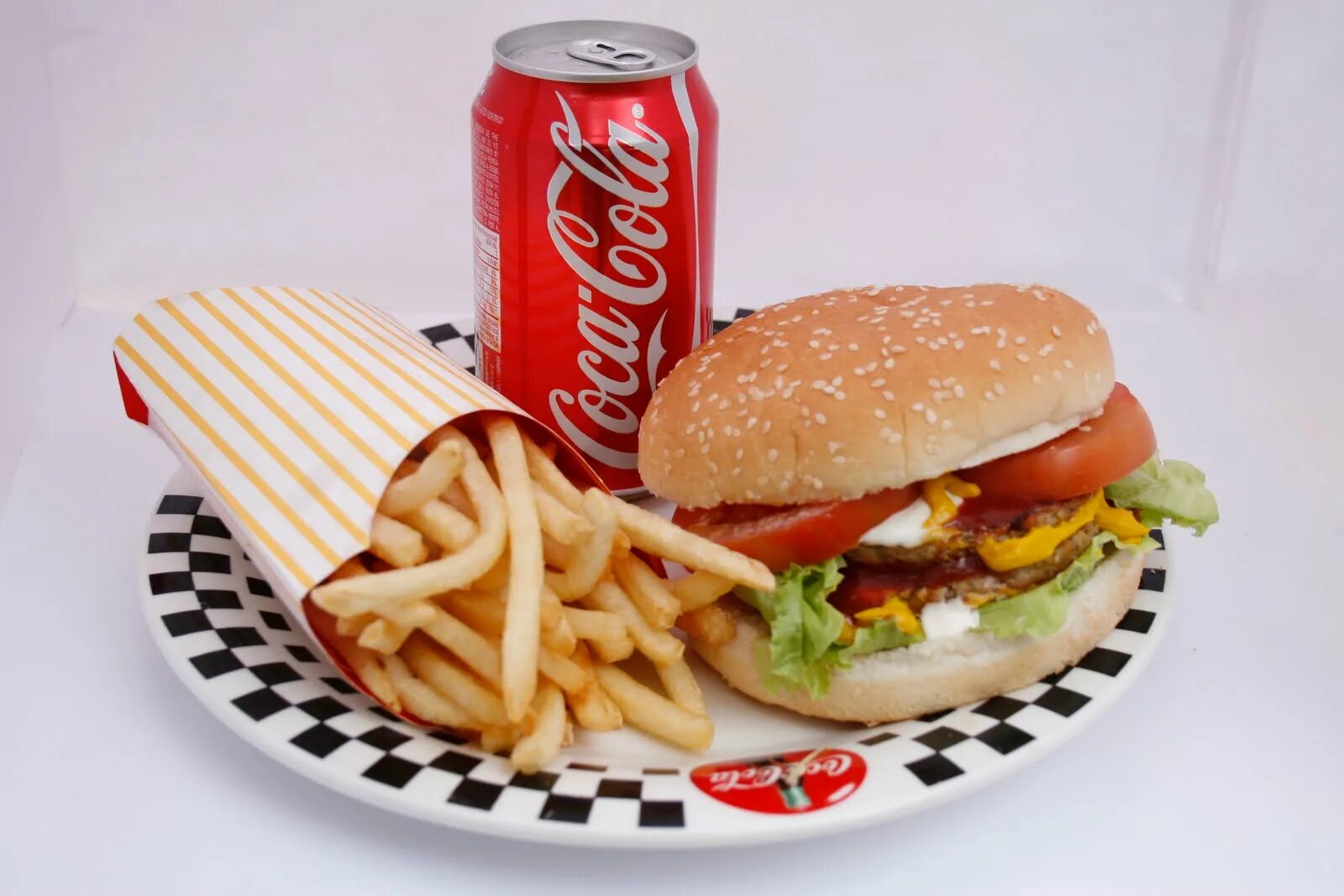 фаст фуд и кола. фаст фуд картинки. бутерброды и напитки. гамбургер картошка фри и кола. бургеры кола и детское питание.