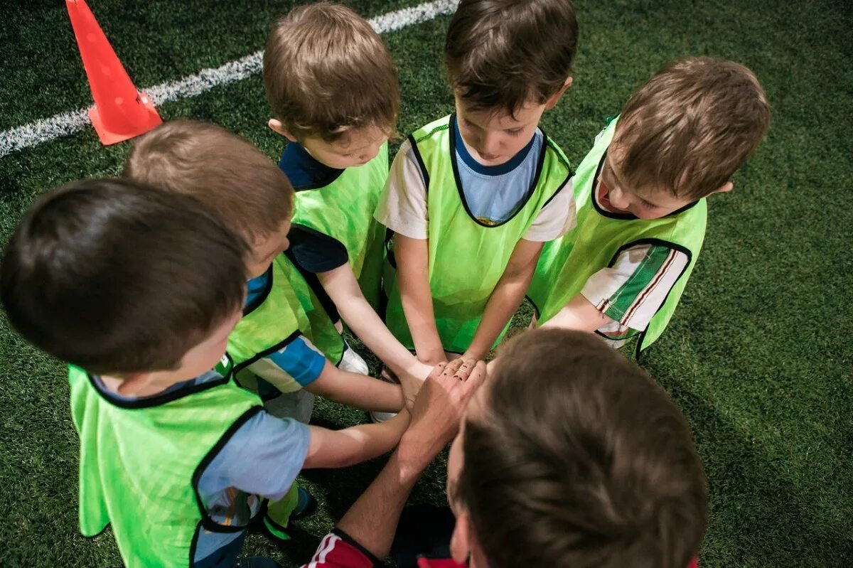 Football school. Футбол в школе. Футбольная школа для детей. Занятия футболом для детей. Футбол школьники.