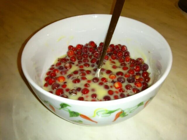 таёжный десерт с брусникой. орехи и клюква. брусника со сгущенкой и кедровыми орешками. десерт сибирский с брусникой и кедровыми. брусника со сгущенкой.