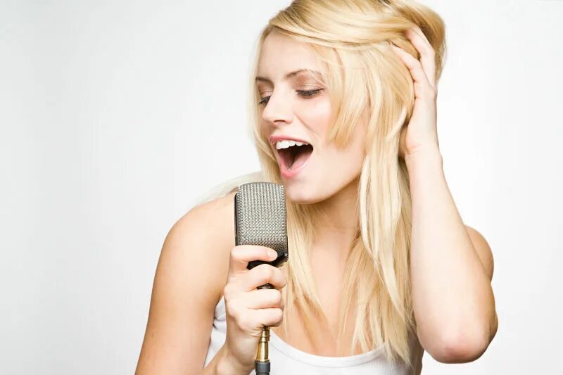 Цитаты про курящих девушек. Грубый голос у девушки. Начала курить. Девушка поет. Девушка свежее дыхание.