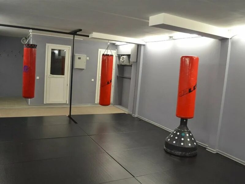 коммерческое помещение для проведения вечеринок в гостевом доме. почасовая аренда омск. почасовая аренда омск. танцевальный зал окна. почасовая аренда омск.