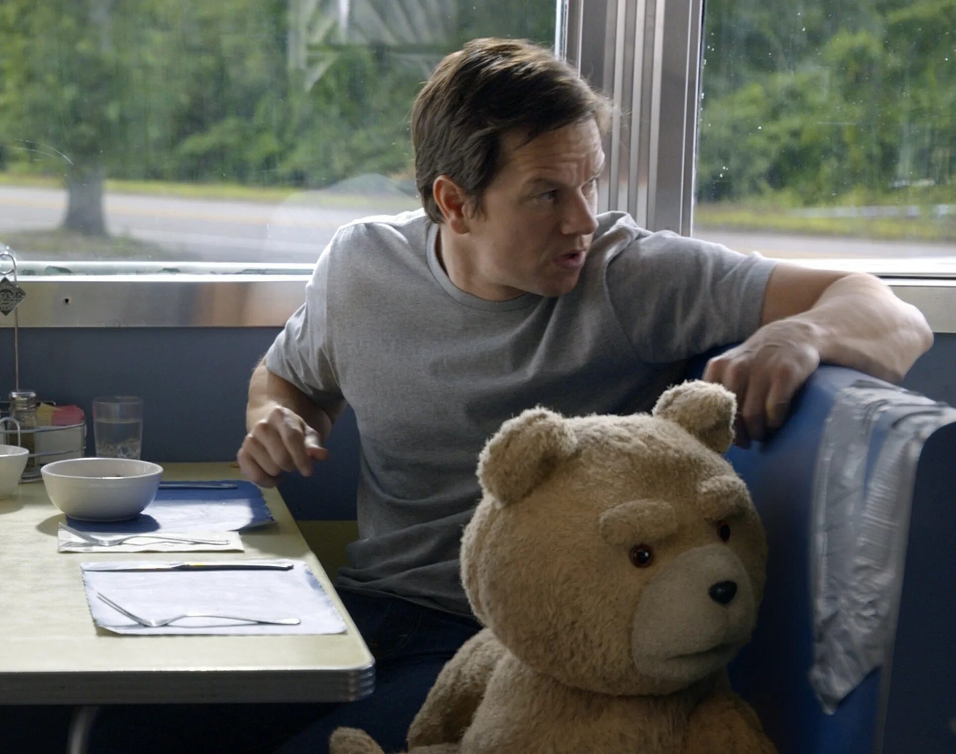 марк уолберг третий лишний. мишка тедди из фильма третий лишний. марк уолберг третий лишний 2. комедия про медведя тедди. комедия про медведя тедди.