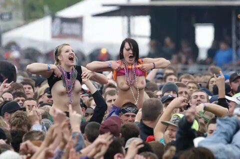 Music festival tits
