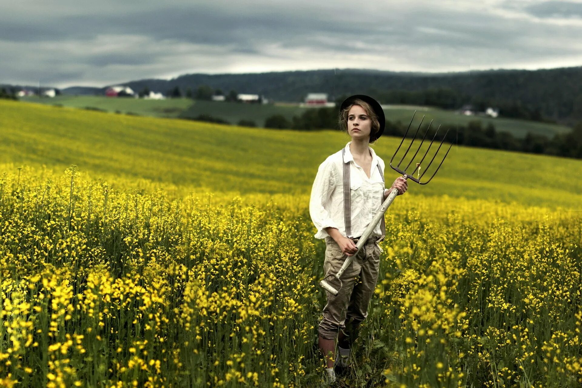 Сбор урожая в поле. В поле. Девушка в поле со спины. Путнин пшеничное поле. Агроном в поле.