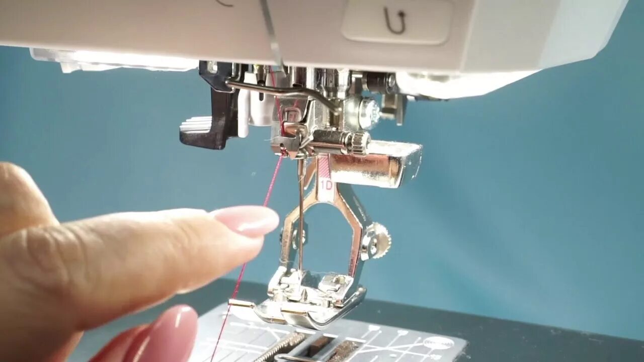 Bernina b380 нитевдеватель. Челнок на Бернина 770. Нитко вдеватель для швейных машин Чайка. Бернина 2056 верхний нитенатяжитель.