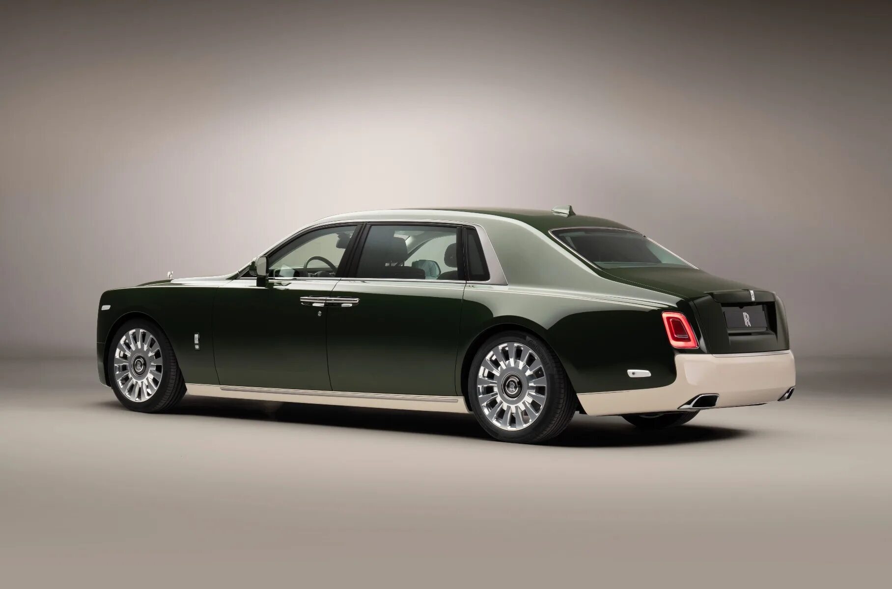 Rolling 2021. Роллс Ройс Фантом 2021. Rolls Royce Phantom 2022. RR Phantom 2022. Rolls Royce Phantom Oribe.