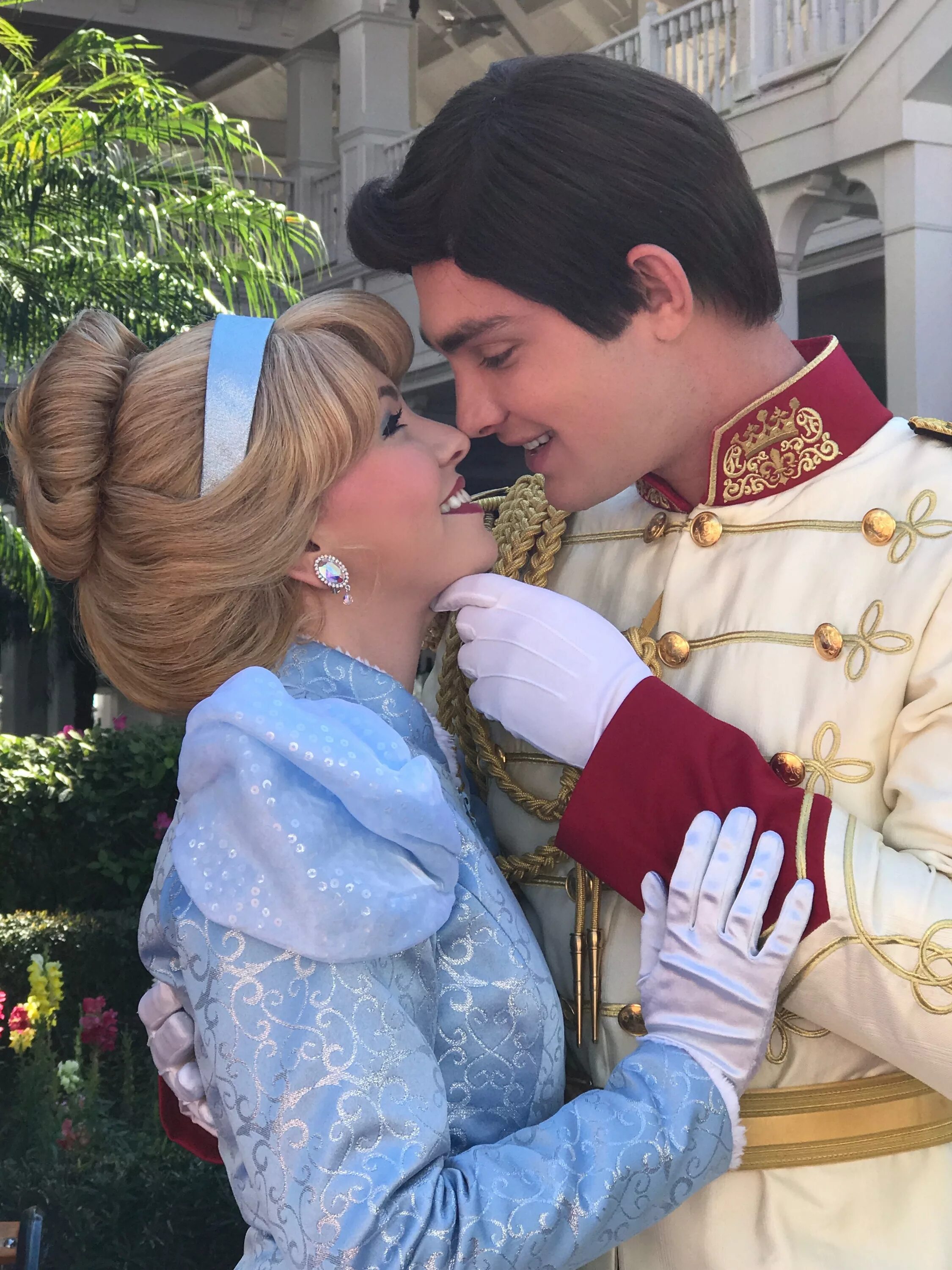 Light and charming. Принц чарминг дисней. cinderella and prince love. cinderella and prince hug.