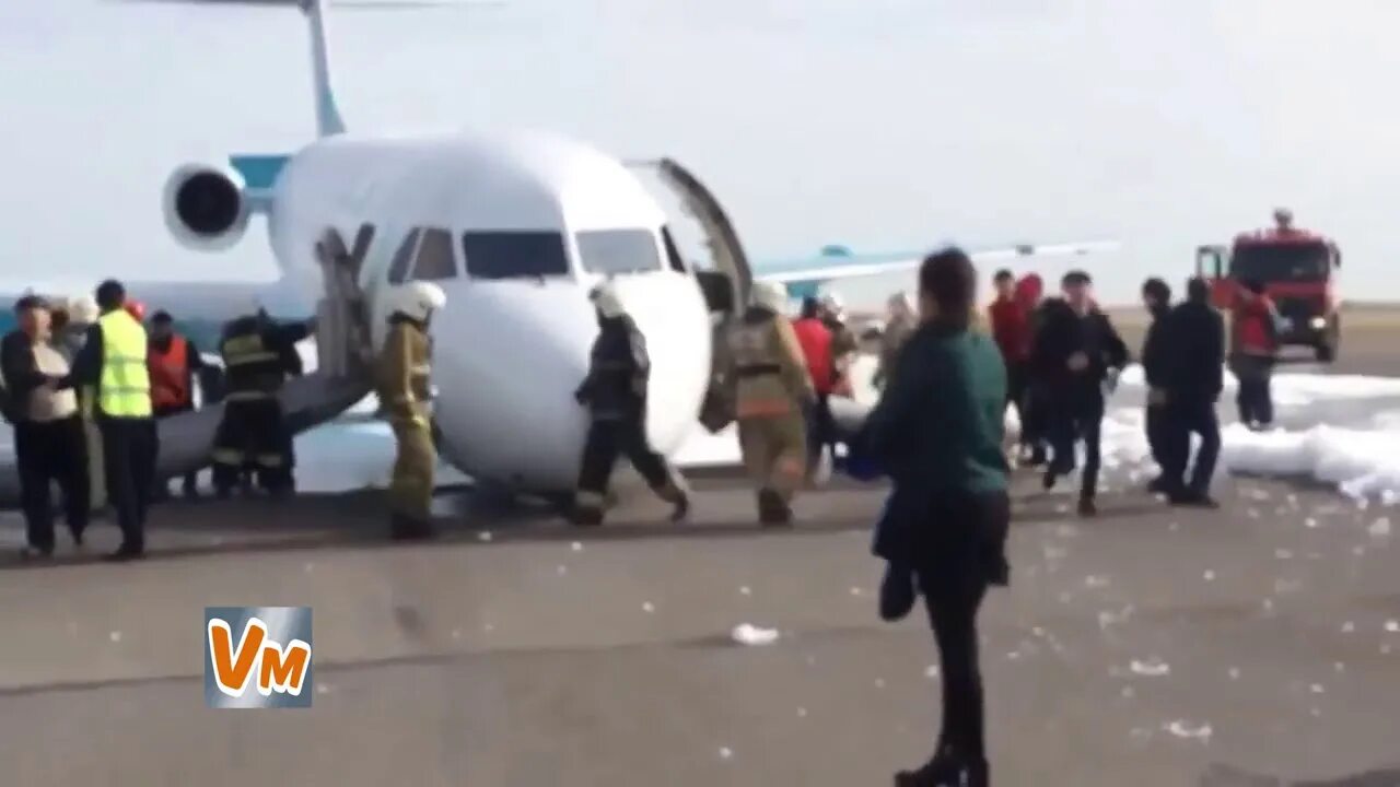 Аэропорт ночью. Самолет астана инцидент. Аварийная посадка на нос. Самолет астана инцидент. Астана эйр самолет ночью.