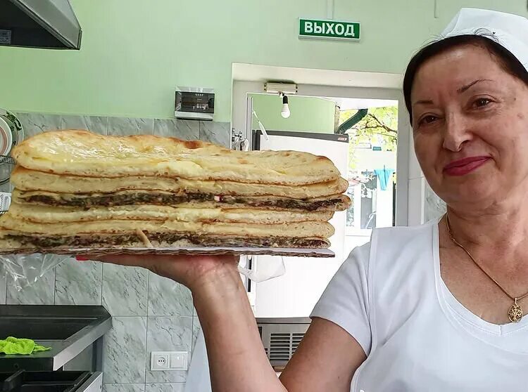 Три пирога осетинские пироги. Как разложить пиццу в пекарне. Витрина с осетинскими пирогами. Осетинская пекарня москва. Осетинская пекарня москва.