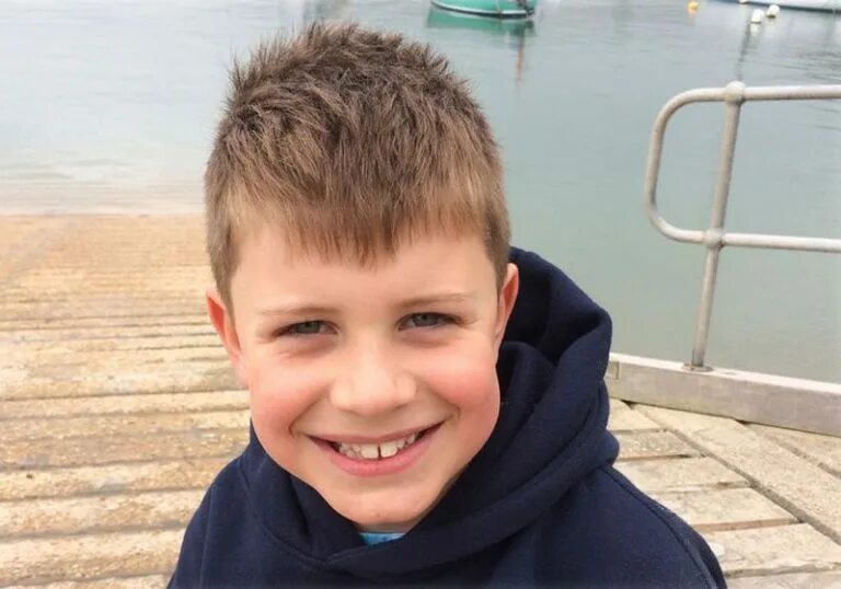 найти мальчика 8 лет. уильям франклин миллер прически. удлиненные стрижки для мальчиков. настоящий мальчик. пацан 8 лет.