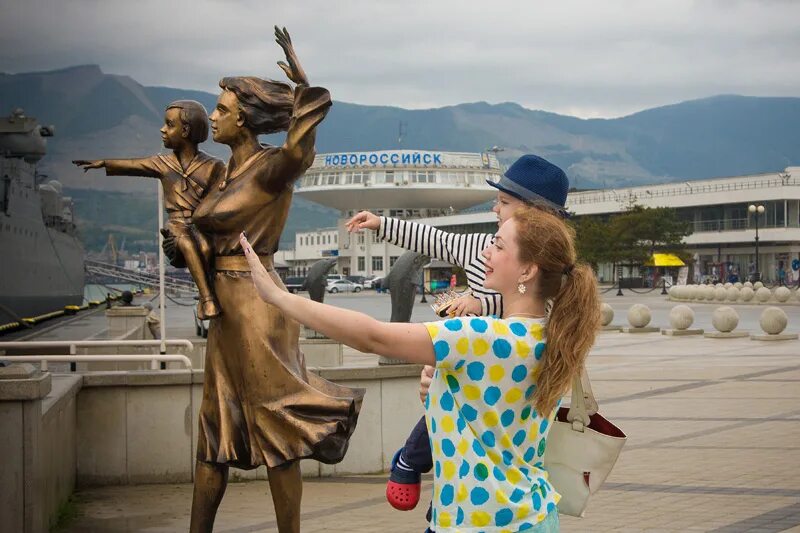 Погулять новороссийске. Море Новороссийск Novorossiysk достопримечательности. Туристы Новороссийск. Новороссийск достромечательности. Памятник жене моряка в Новороссийске.