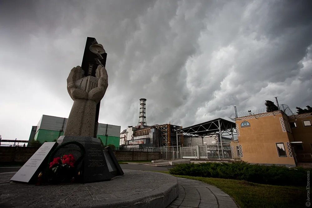 26 апреля чернобыль. 26 Апреля ЧАЭС. День памяти ЧАЭС памятник Чернобыль. Памятник ликвидации аварии ЧАЭС. Памятник саркофагу на ЧАЭС.