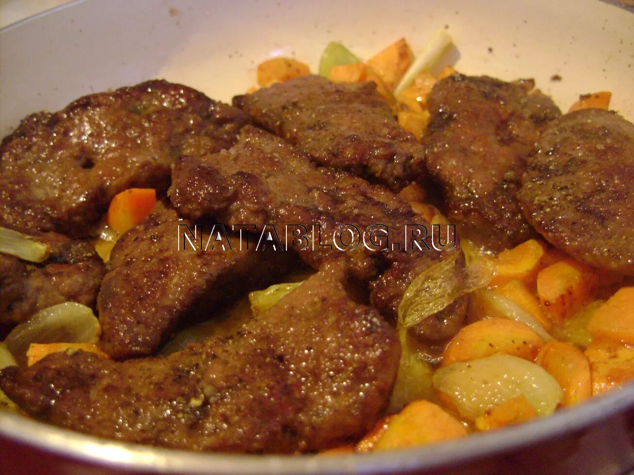 Печень жареная большими кусочками. Говяжья печенка с луком и морковью. Говяжья печень тушеная с овощами. Печень куриная тушеная с луком и морковью. Печенка тушеная с луком и морковью.