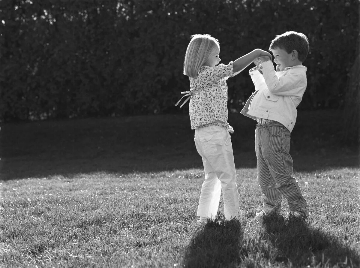 Мальчик дари девочке цветы. Мальчик и девочка любовь. Любовь маленького друга. Мальчик обнимает девочку. Детский поцелуй.