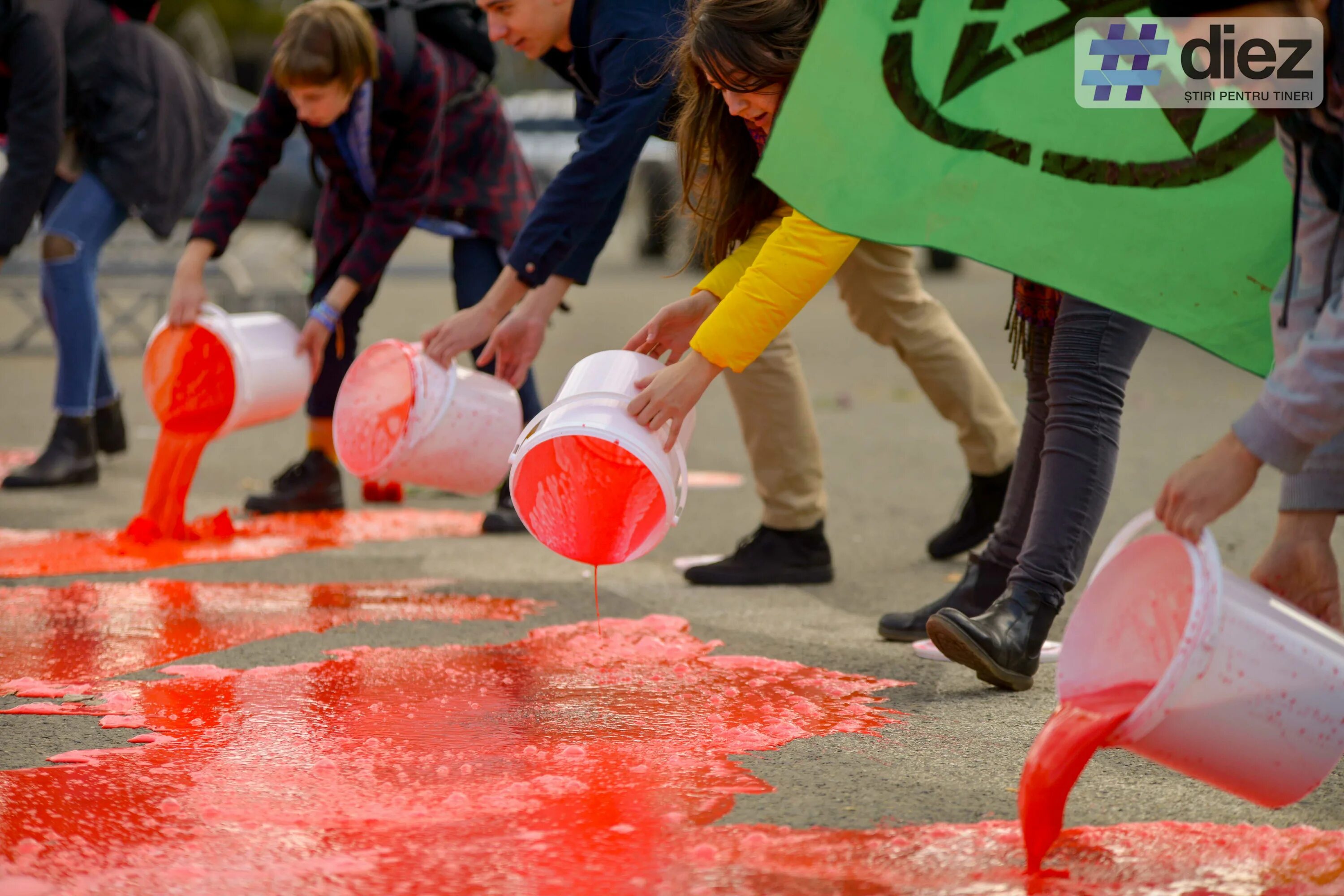 Разные краски. Банки с выливающейся краской. Выливает краску. Выливает краску. Выливает краску.