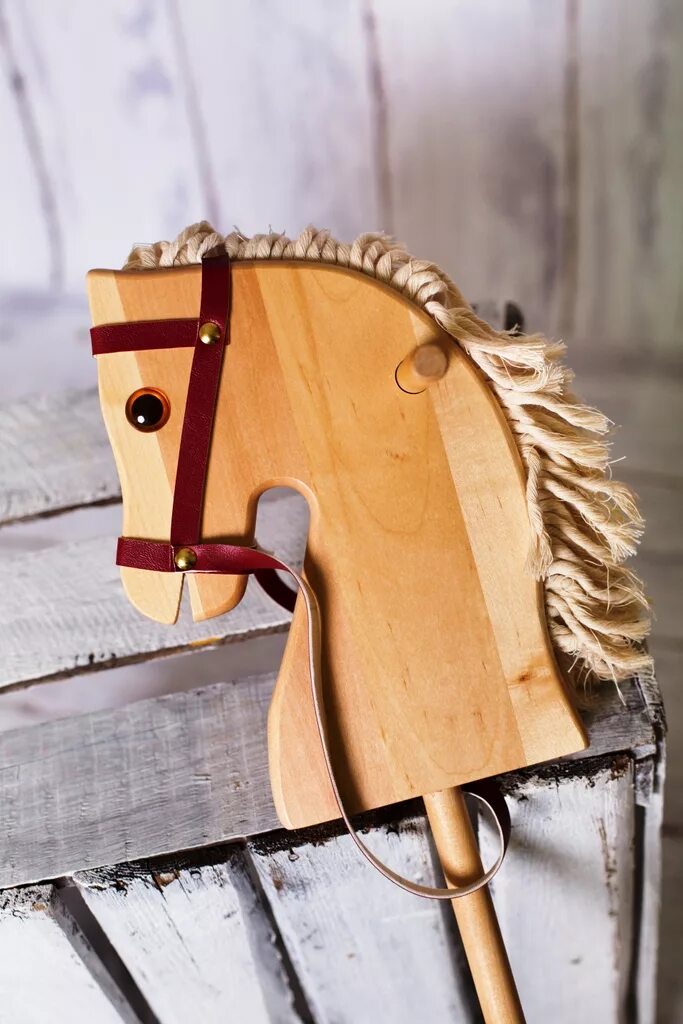 лошадь на палке. на деревянном коне. на деревянном коне. деревянный конь игрушка. лошадка из бревна.