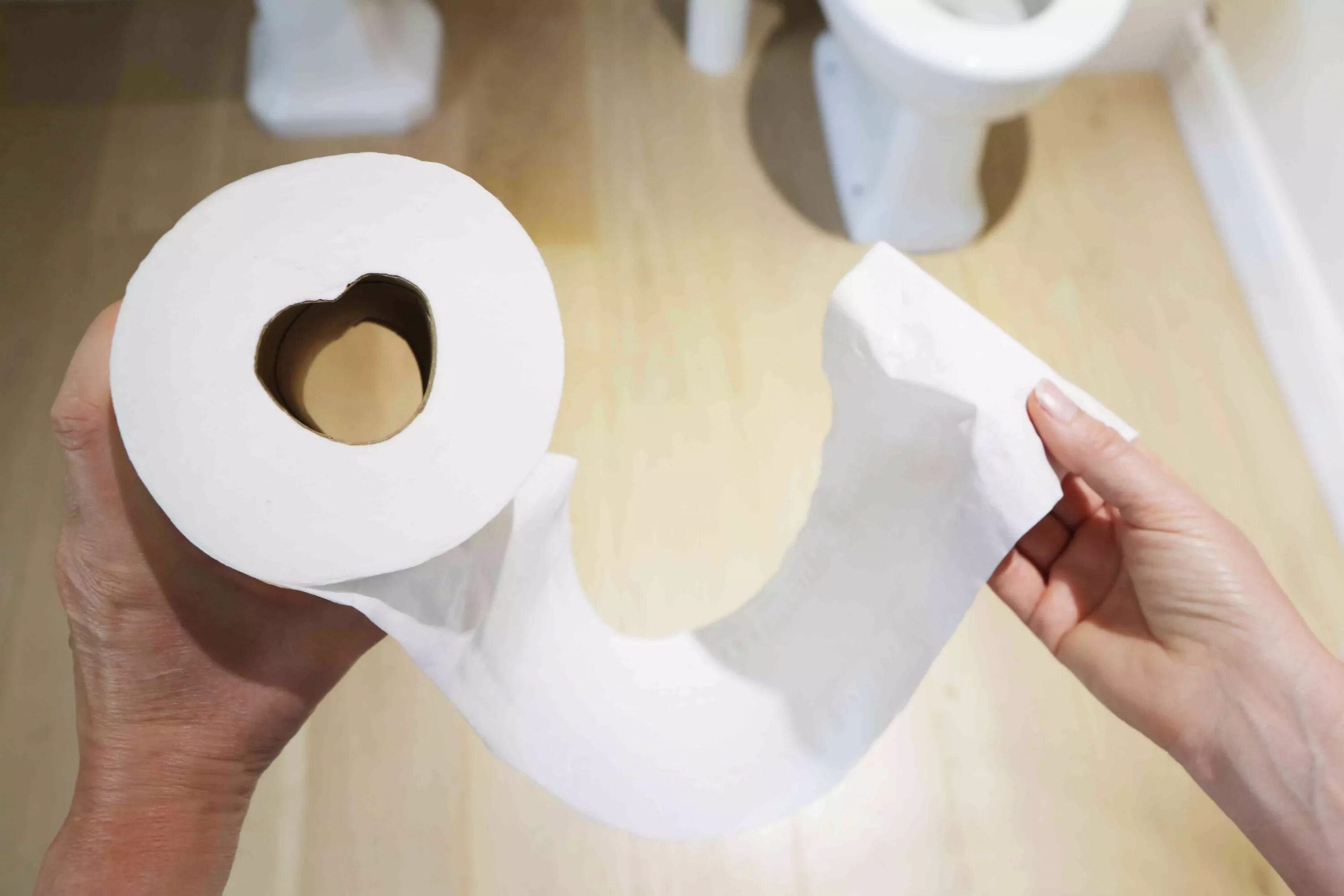 Подтертая туалетная бумага. Вытирать туалетной бумагой. Туалетная бумага в туалете. Подтираться туалетной бумагой.