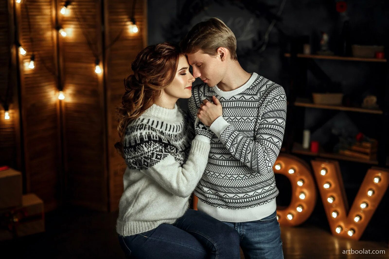 новогодняя фотосессия в студии. фотосессия пар в студии. новогодняя фотосессия лав стори в студии. студия пара. позы для пар для фотосессии в студии.