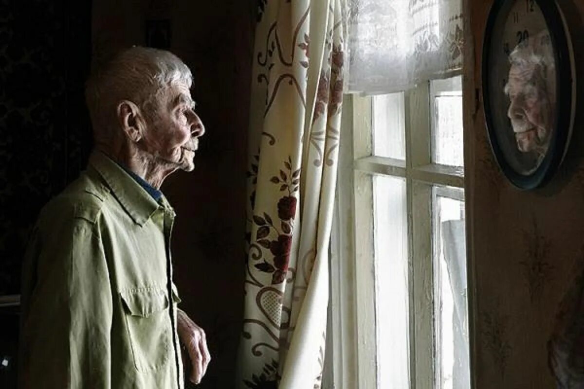 Каким то дряхлым инвалидом глядел сей. Одинокий старик. Старик у окна. Старичок у окна. Дед в окне.
