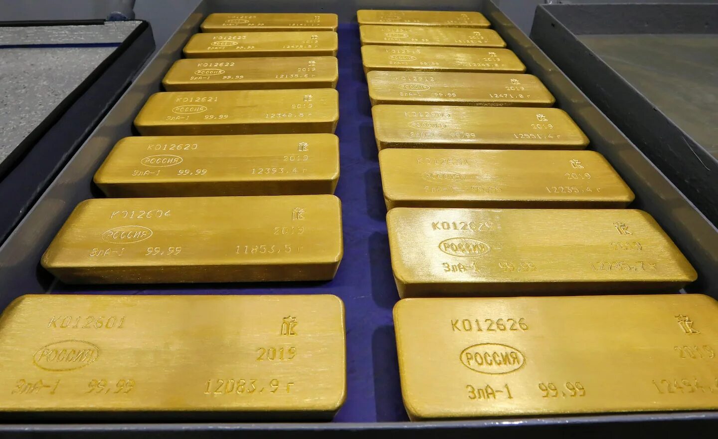 В каком банке купить слитки золота. Слиток золота 12 кг. Слиток золота 16 кг. Слиток золота 1 кг. Китайский слиток золота.