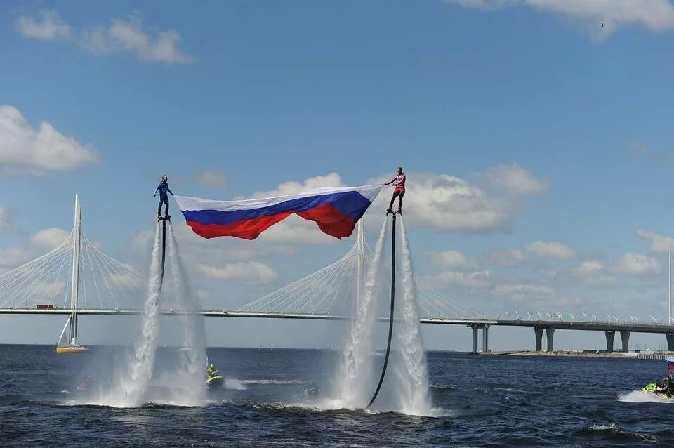 12 июня санкт петербурга. Санкт-Петербург флаг России. День России в Питере. Флагшток Питер.