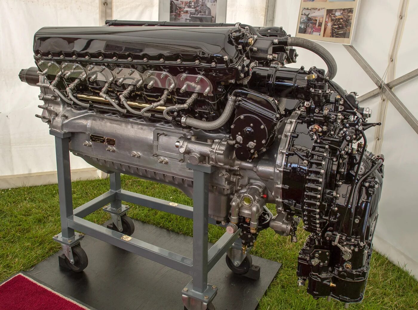 Engine roll. Engine roll. Двигатель роллс ройс v12. Rolls-royce merlin v12 машина. Двигатель rolls-royce merlin.
