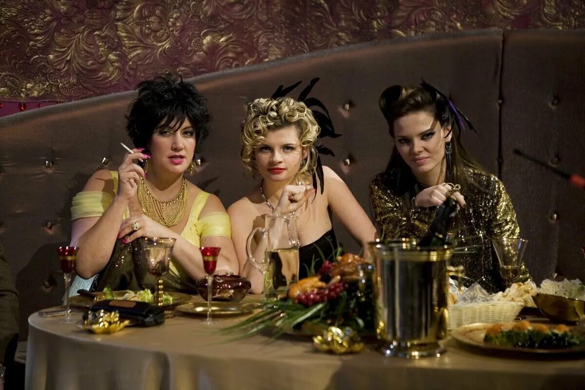 Три женщины. Роскошная женщина. Трое в даме. Подруги в возрасте. Подруга.