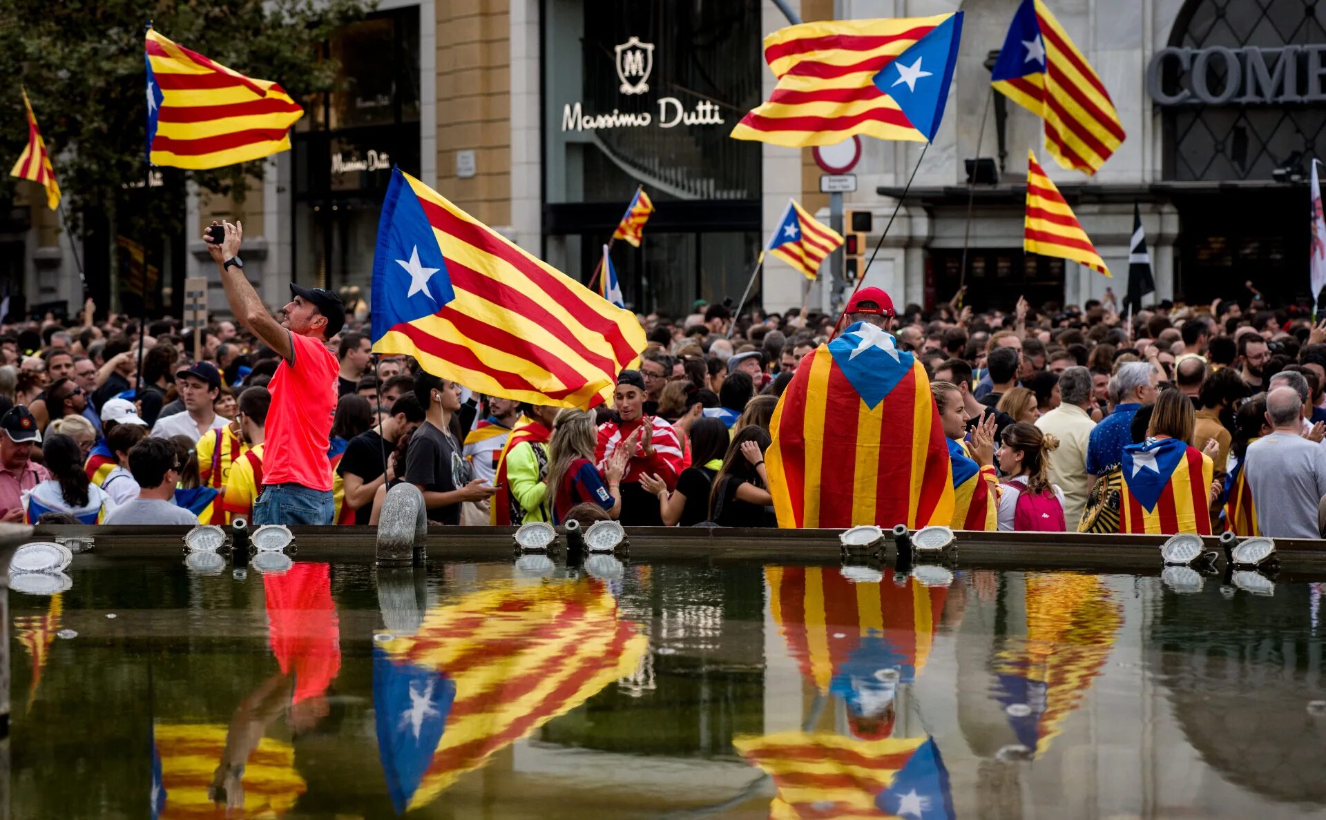 Сми испании. Барселона независимость Каталонии. Каталонцы в Испании. Испания vs Каталония. Каталония облевления независимости.