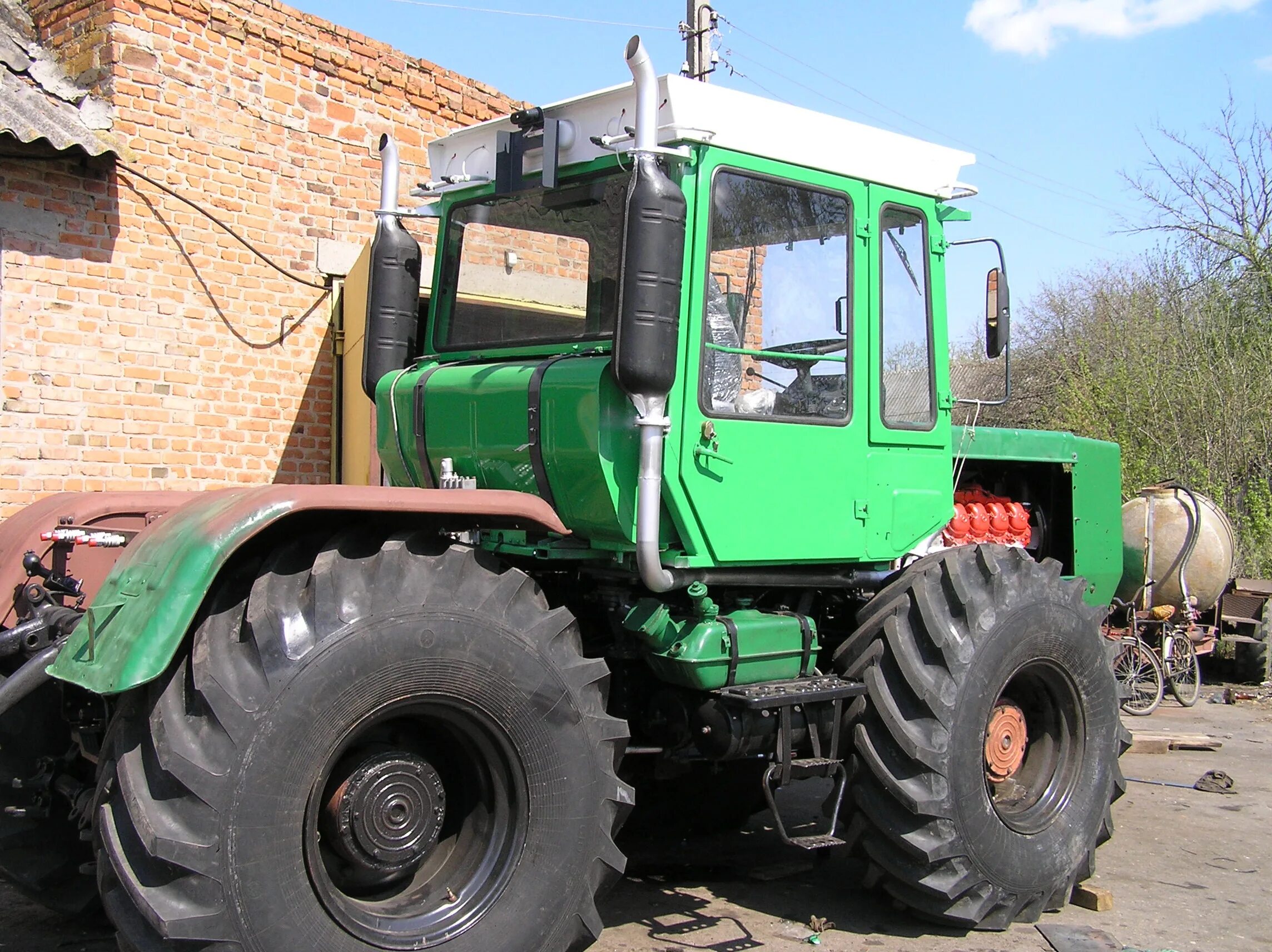 Трактор Бизон т 150. Трактор Бизон с кабиной т150. Трактор Бизон салон. Т-150к трактор фермер ру.