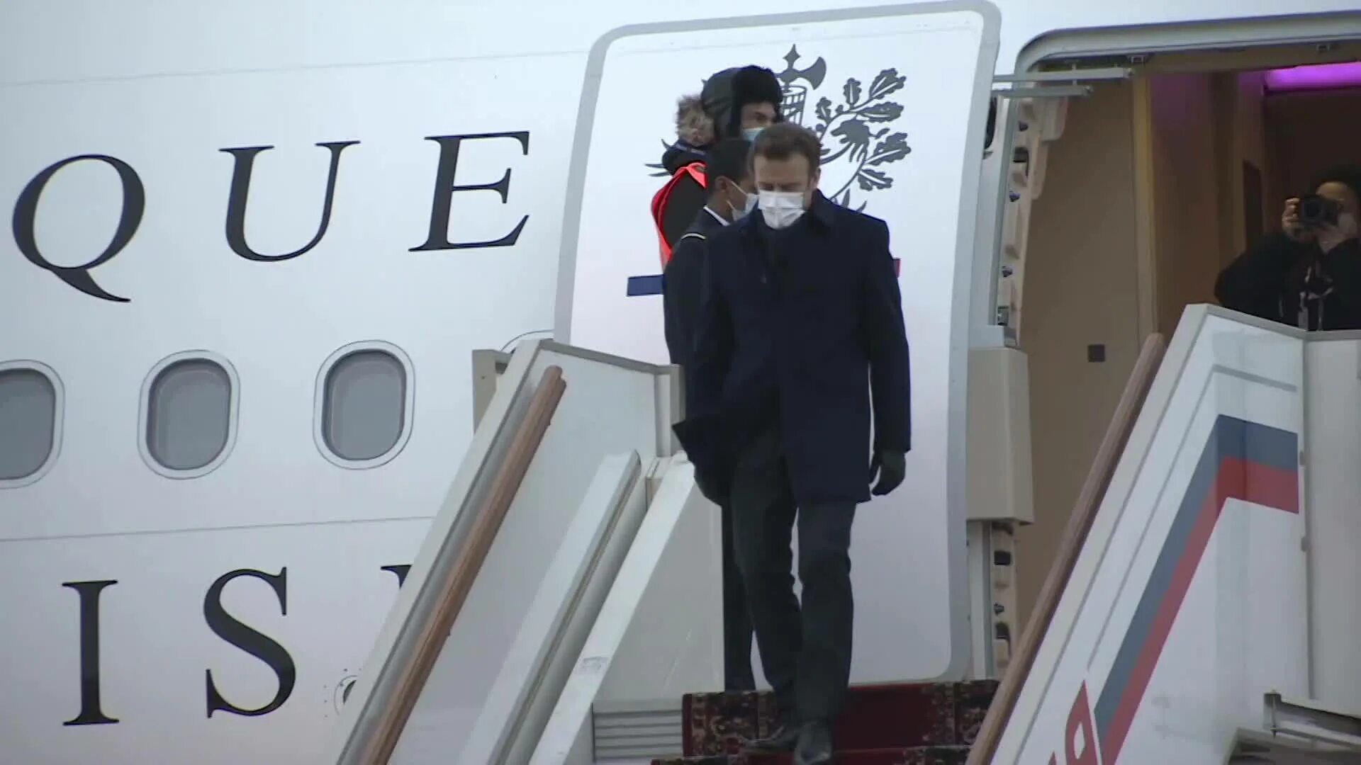 Самолет президента Франции 330. Эммануэль Макрон самолет. Макрон в самолете. Макрон выходит из самолета.