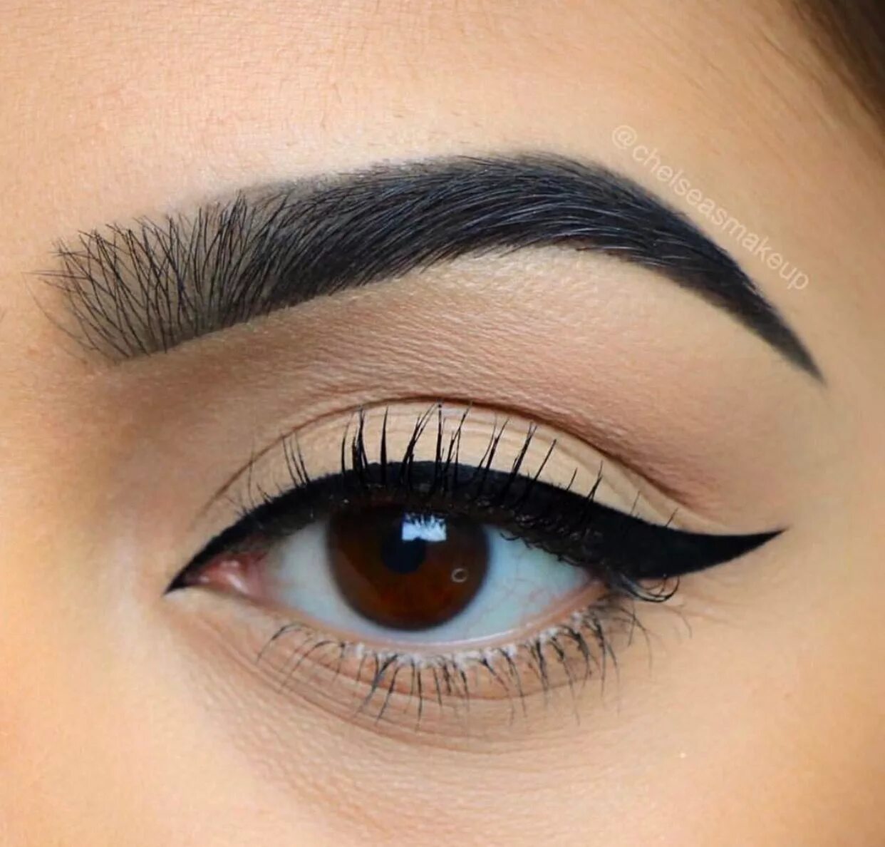 Black eyeliner. Стрелки на глазах. Красивая подводка глаз. Классические стрелки на глазах. Красивые стрелки на глазах.