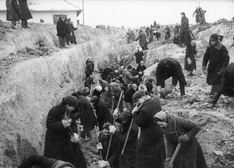 Москвичи роют окопы 1941. Траншеи в годы вов 1941-1945. Военные окопы. Москвичи роют траншеи 1941. Солдаты в окопах война 1941-1945.