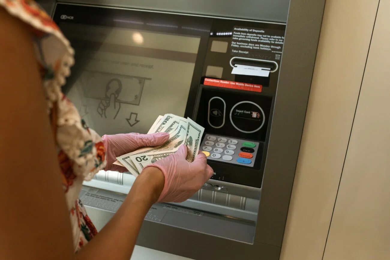Деньги в банкомате. Банкомат с валютой. Банкомат (ATM). Доллары в банкомате. Банкоматы доллары на рубли