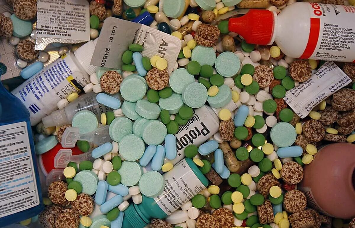 Фармацевтические отходы. Утилизация лекарств. Отходы от лекарственных препаратов. Таблетки собран