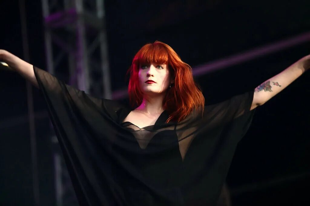 Florence the machine call me. Флоренс Уэлч. Флоренс Уэлч дэнс Фишер. Флоренс Уэлч Элли Голдинг. Флоренс сентябрь 2003.