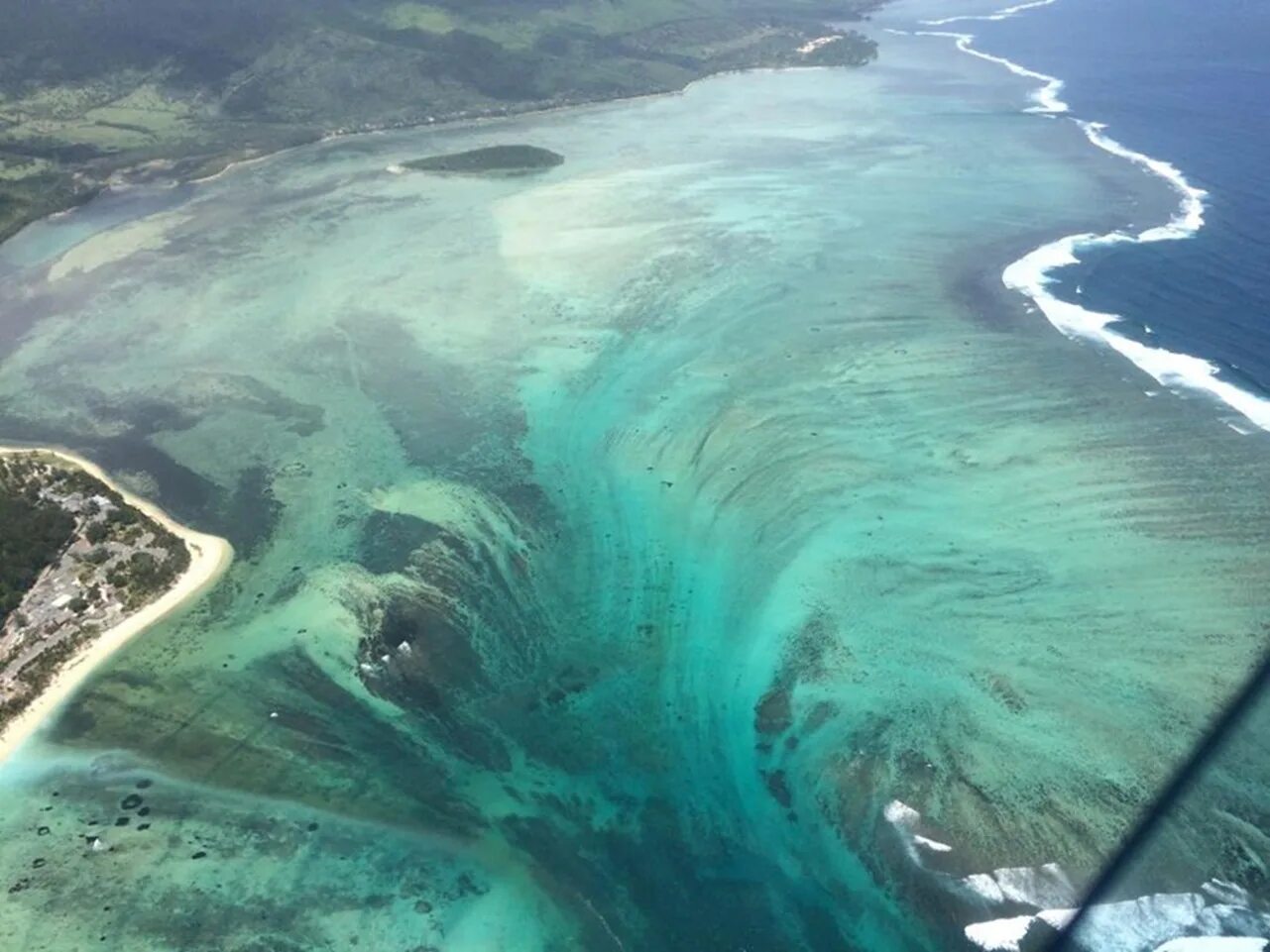 Индийский океан какая вода. Подводный водопад Ле Морн Брабан. Подводный водопад в датском проливе. Мауритиус подводный водопад. Подводный водопад острова Маврикий.