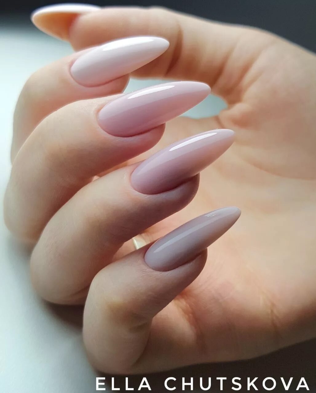 Как выглядят ногти миндаль. Нюдовые ногти острый миндаль. Молочный френч 2022 миндаль. Нюдовый маникюр френч миндаль. Нюд 2020 миндаль.