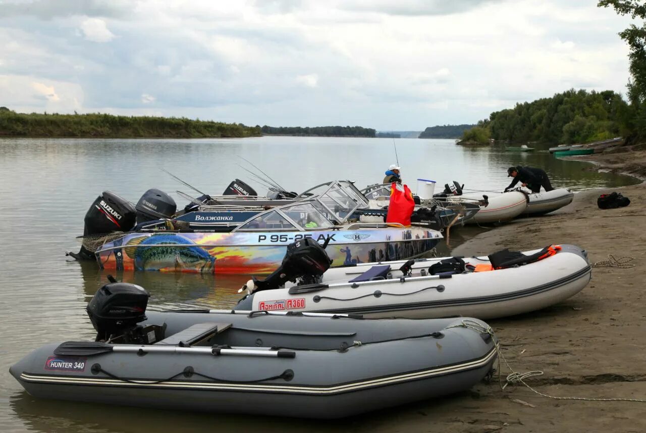 какие лодки используют пгмшники в приморском крае. семья на катере. обкатываю мотор 9 сильный на волге сасет в лодке. Fiberboat 490. форум какая лодка лучше.
