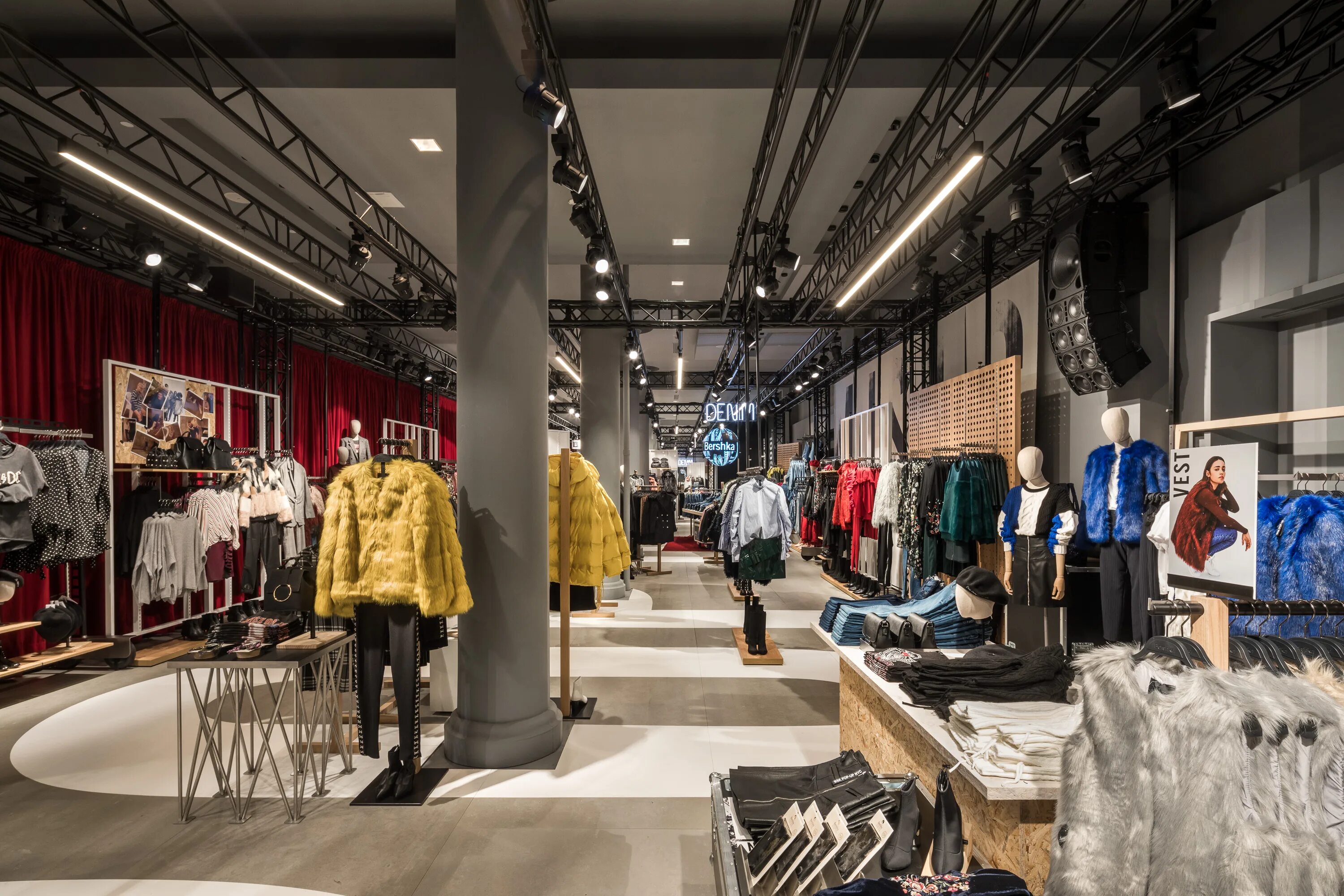 Bershka одежда женская. Бершка витрина. Магазин одежды сбержкка. Реклама одежды бершка. Бершка ава.