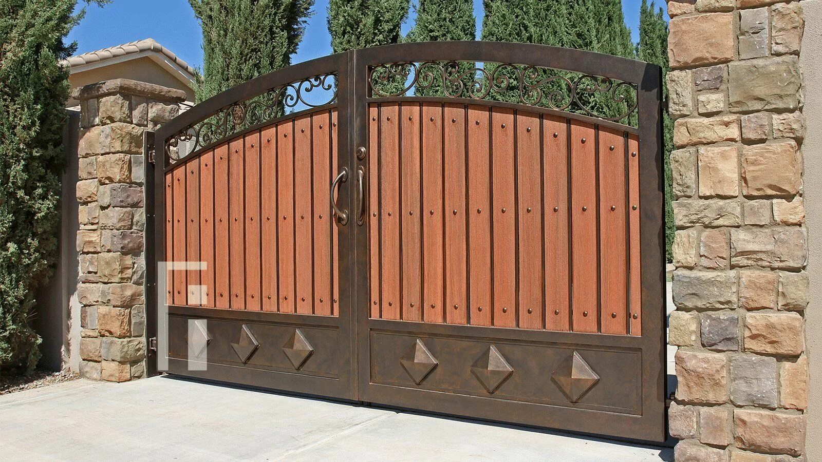 Забор с калиткой. Ворота и калитка 2023. Ворота металлические. Красивый забор с воротами. Калитка для забора.