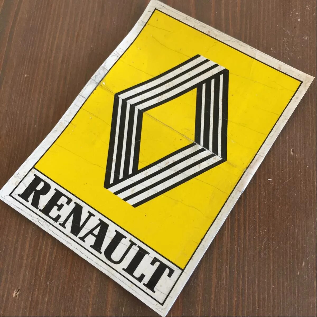 Renault наклейка. Жёлтая наклейка на Рено. Наклейка на Рено протектор. Силиконовая наклейки на Renault. Купить наклейку рено