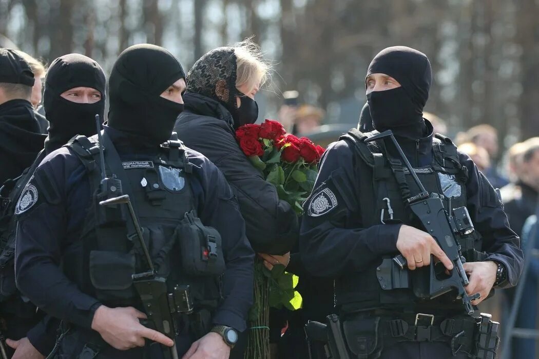 Похороны навального вдова. Охрана похорон татарского. Охрана в черном.