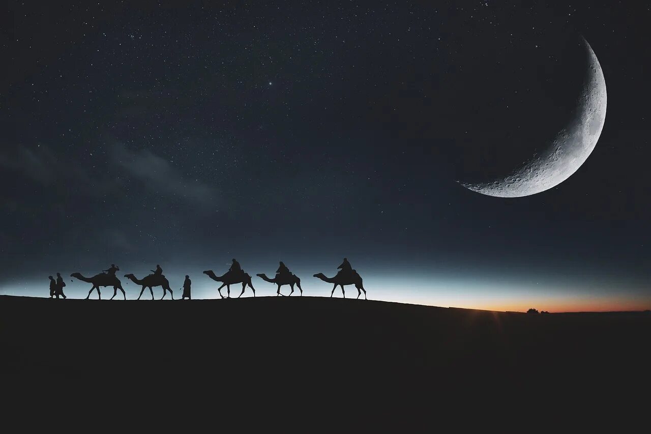 Пустыня ночью. Пейзаж с луной. Звездное небо с луной. Луна в пустыне. Небо караван