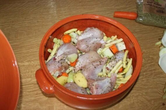 Голень в горшочках. Куриные ножки в горшочке в духовке с картошкой. Голень в горшочках. Куриные голени в горшочке в духовке. Голень в горшочках.
