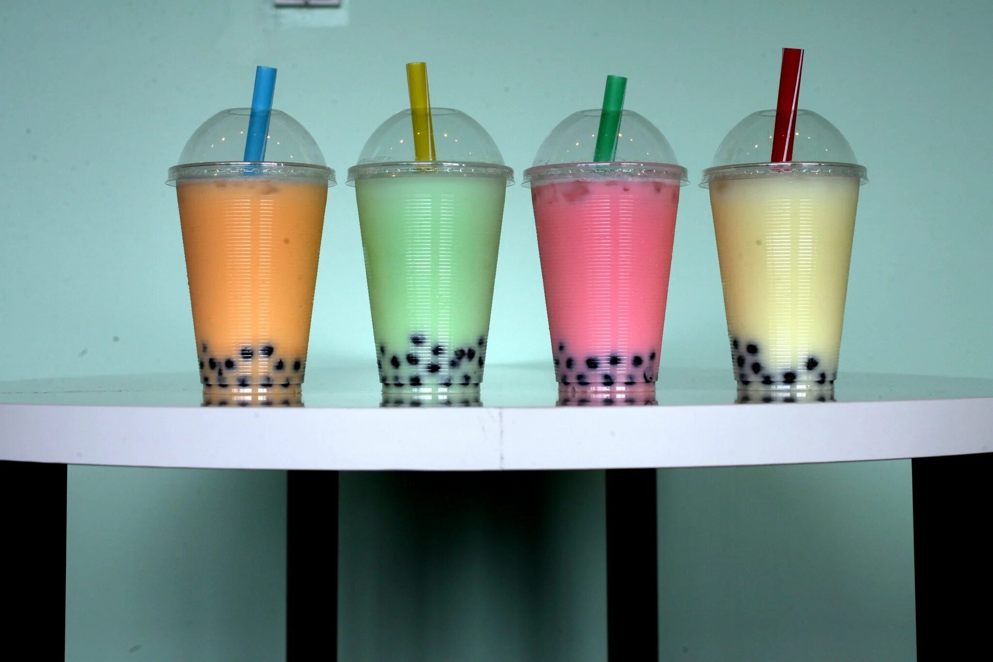 Тапиока бабл ти. Коктейль с тапиокой. Чай с шариками Bubble Tea. Коктейль бабл ти шарики это.