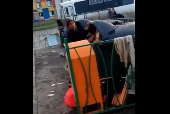 Зайдя за мусорный бак, девушка трахается с парнем на улице