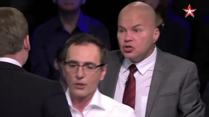 Получил по морде видео. Ляшко бьют по морде. Политолог на звезде. Гончаренко в крыму побили. Баба получает по заслугам.