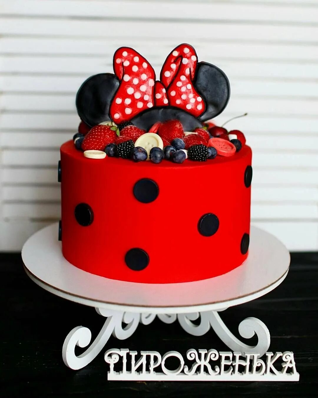 красный торт для девочки