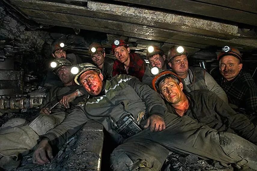 В виртуальной шахте не под. Шахтёры в забое шахты. шахтер проходчик. шахта талдинская. шахта полосухинская новокузнецк.