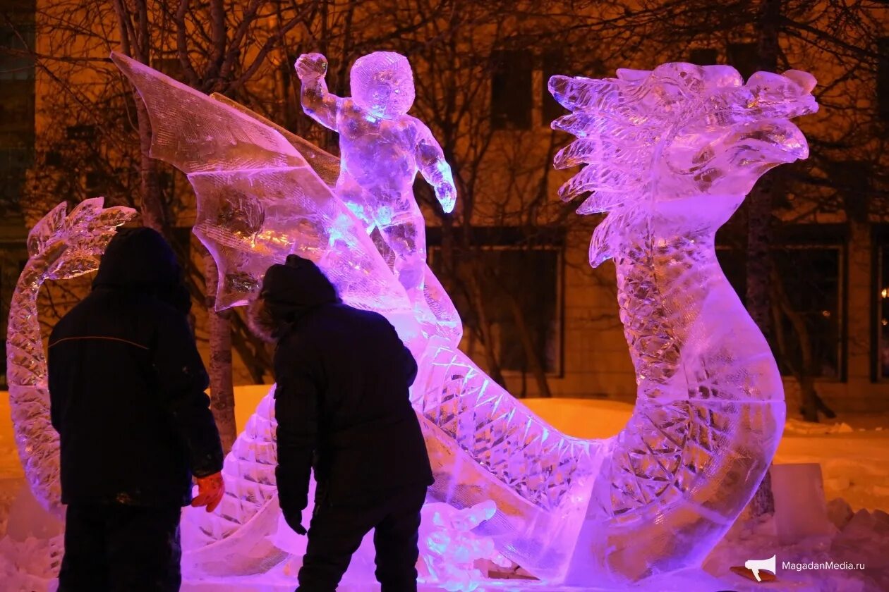 Во сколько в магадане новый год. Вероника рыбальченко магадан. новогодний магадан. магадан новый год. новогодняя елка на улице в магадане.